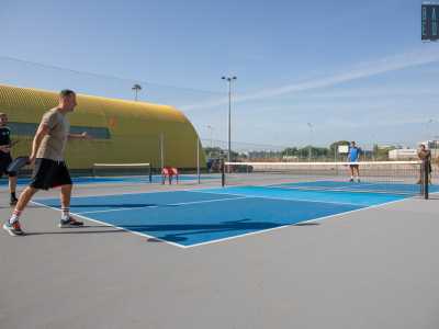 Qualche particolarit�. La battuta � sempre effettuata dal basso (a differenza del tennis in cui la pallina viene lanciata verso l�alto)...